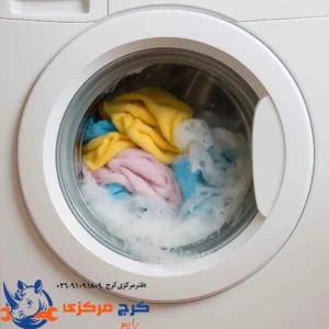چرا ماشین لباسشویی لباس‌ها را خوب آبکشی نمی‌کند و تصویر نمای نزدیک از لباس‌های کف‌دار داخل لباسشویی
