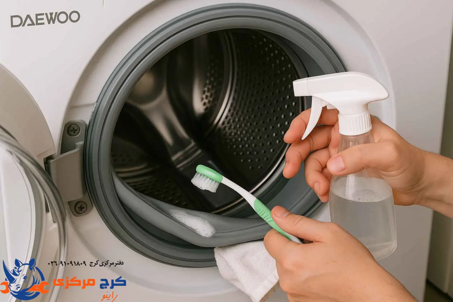 تمیز کردن لاستیک درب ماشین لباسشویی دوو با مسواک نرم و محلول جوش شیرین